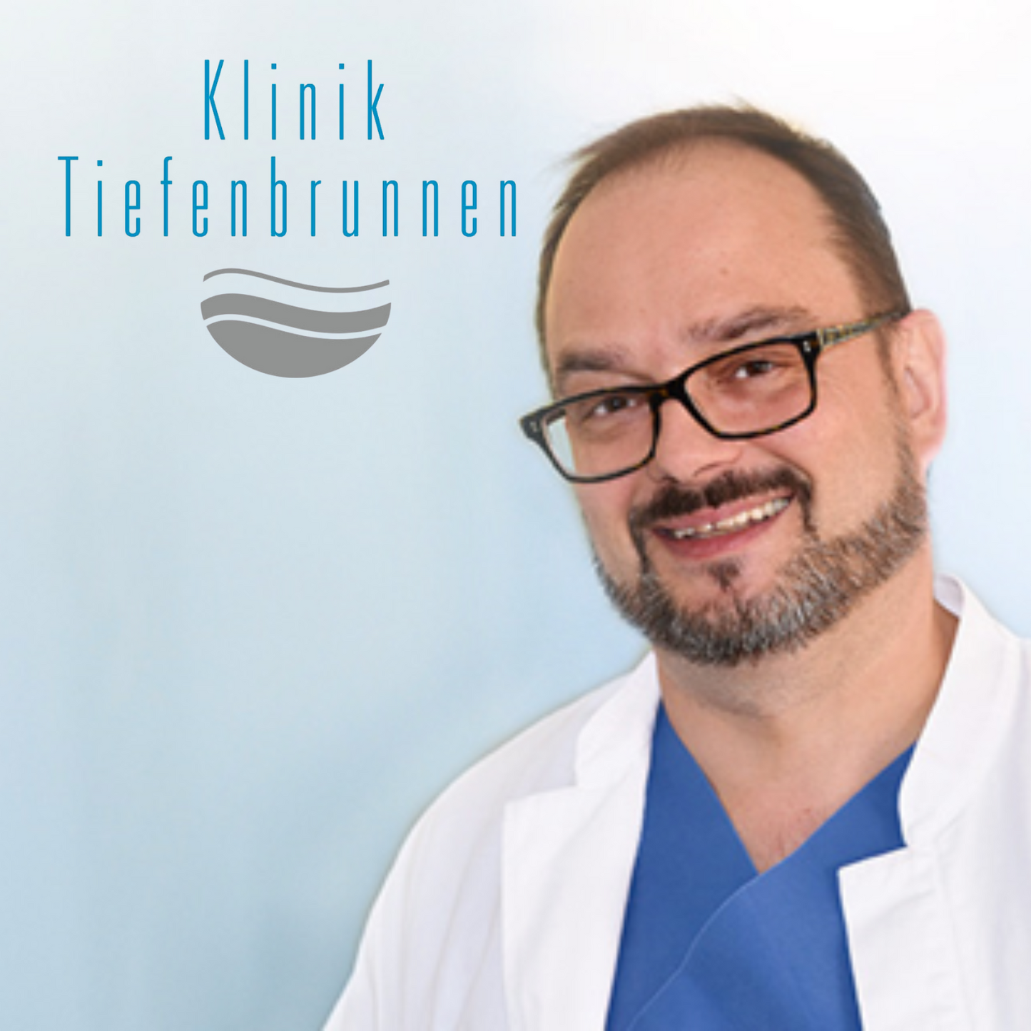 Dr. med. Roger Gmür, lächelnd im weißen Kittel vor hellblauem Hintergrund und Logo der Klinik Tiefenbrunnen.