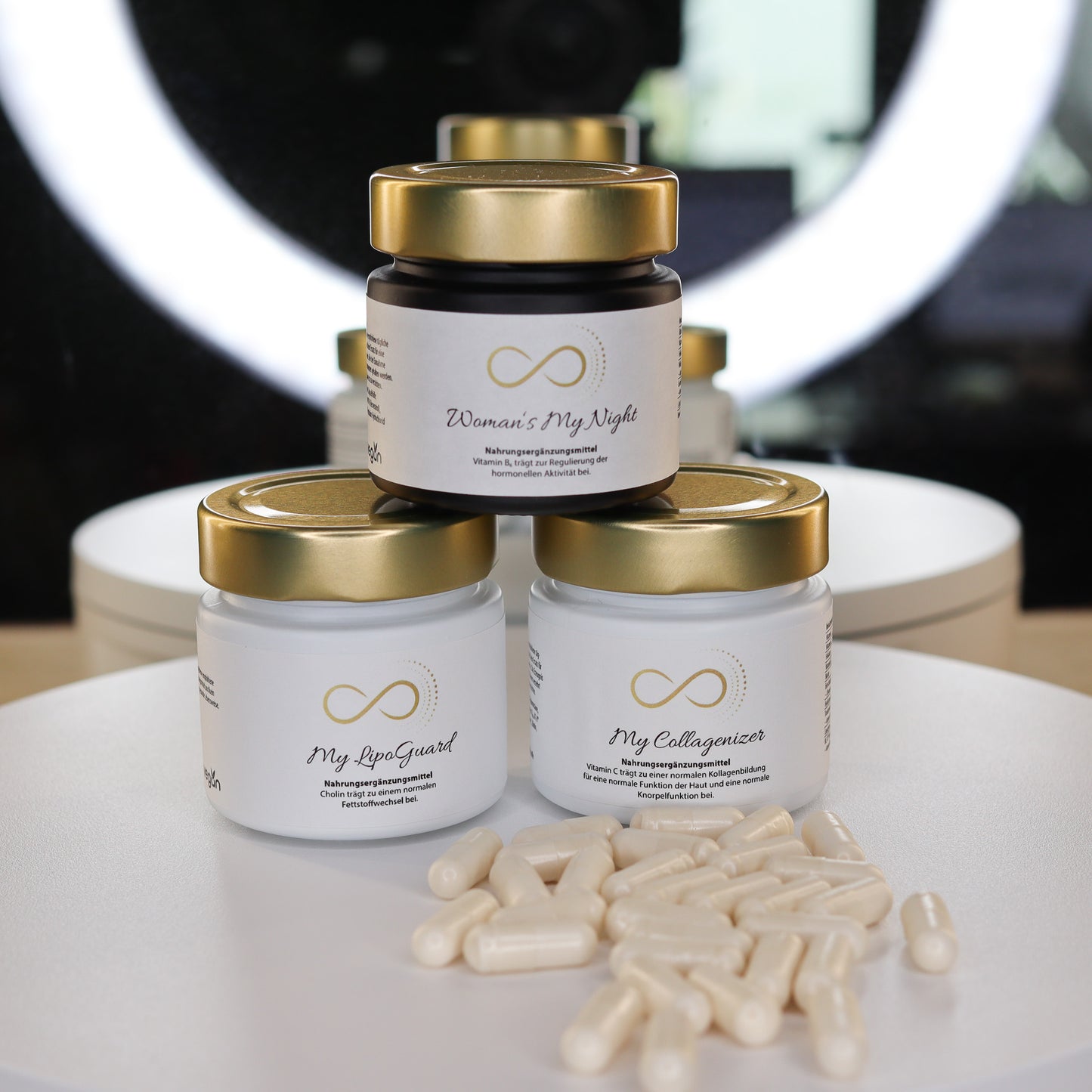 Produktfoto von drei Nahrungsergänzungsmitteln aus dem ANS Nutrivity Secrets Sortiment - als persönliche Empfehlung von Katja Rückemann. Abgebildet sind drei stilvolle Glastiegel mit goldfarbenem Deckel und dezentem Etikett, begleitet von weißen Kapseln im Vordergrund. Die Kombination umfasst die Produkte „My LipoGuard“, „My Collagenizer“ und „Woman’s My Night“. Alle Inhaltsstoffe und gesetzlich vorgeschriebenen Angaben sind auf den jeweiligen Produktseiten im Online Shop einzusehen.