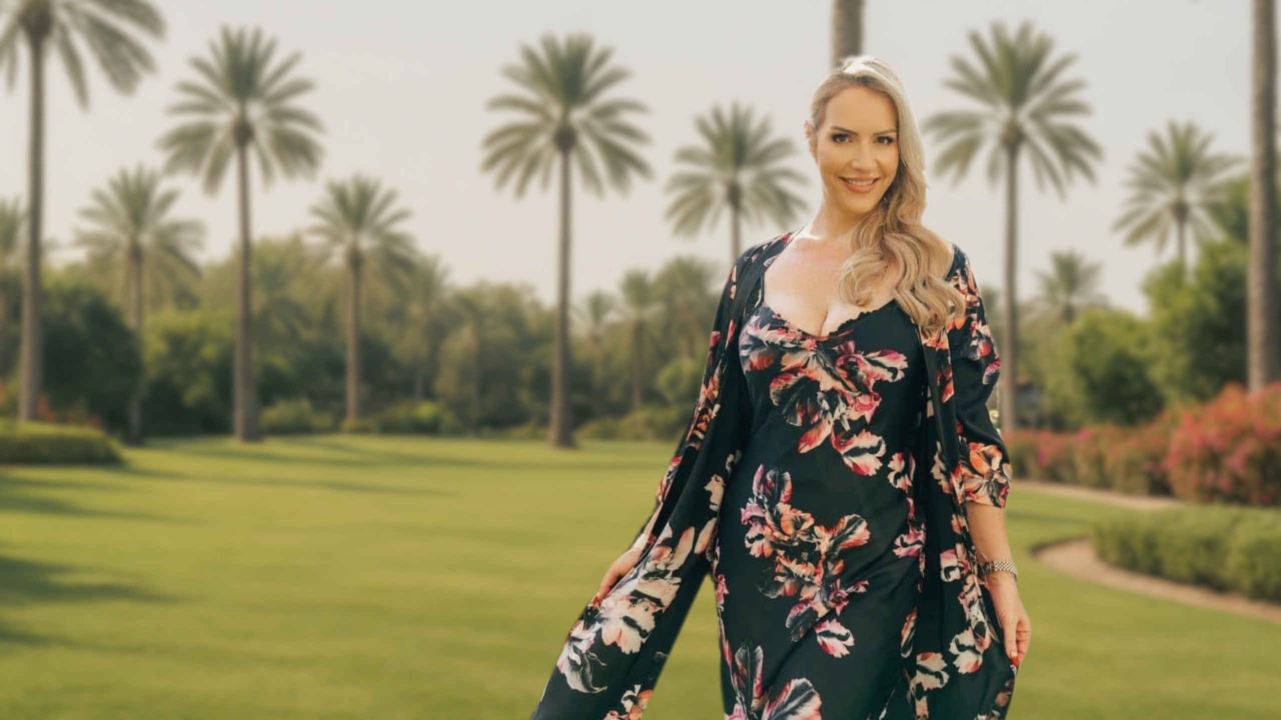Foto einer stilvoll gekleideten Frau in sommerlicher Umgebung mit Palmen im Hintergrund. Abgebildet ist Katja Rückemann, Unternehmerin und Markenbotschafterin von ANS Nutrivity Secrets. Das Bild dient der authentischen Darstellung ihrer persönlichen Empfehlungen im Bereich Nahrungsergänzung und Lifestyle. Es werden keine gesundheitsbezogenen Aussagen getroffen.