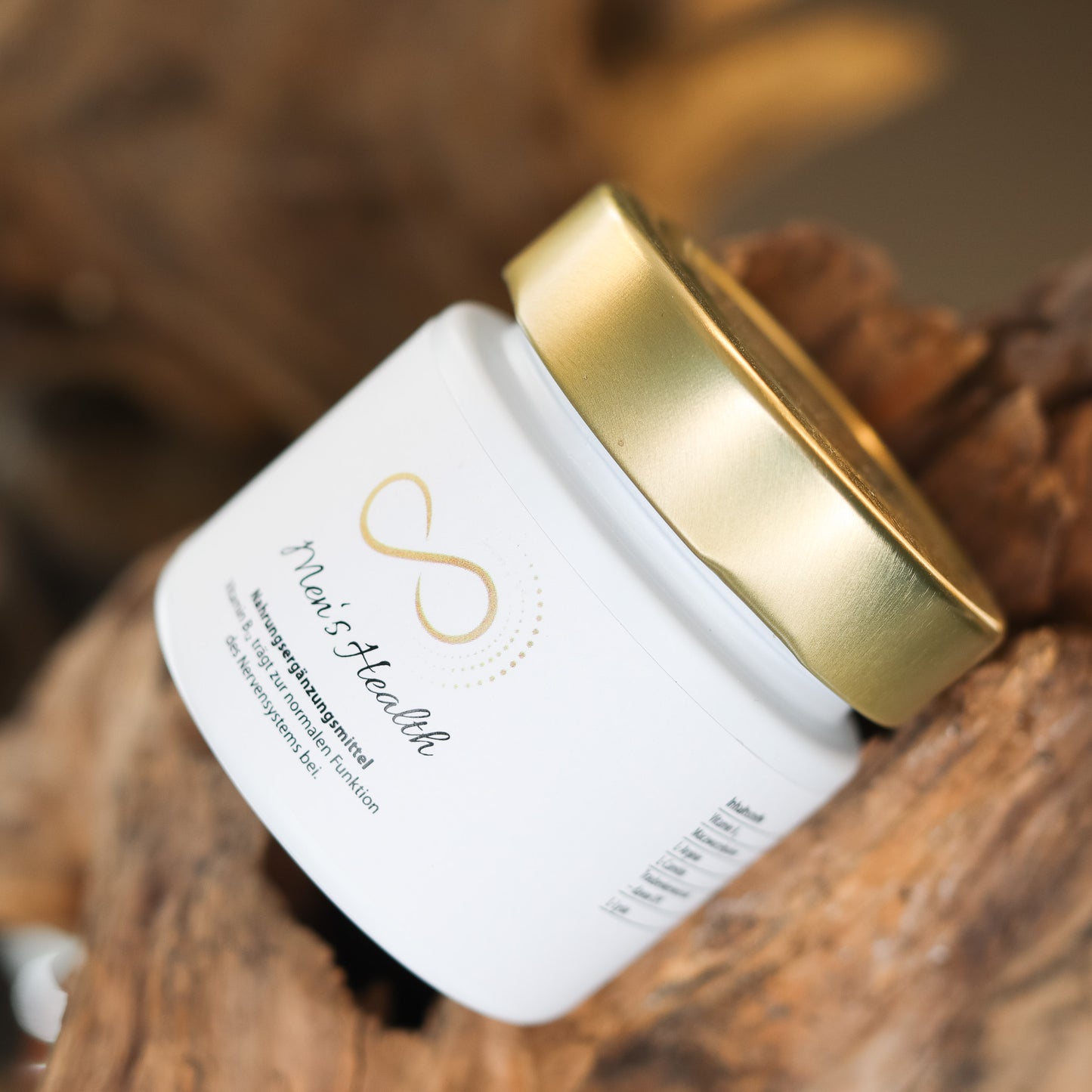Produktbild eines Nahrungsergänzungsmittels im weißen Glas mit goldenem Deckel, liegend auf natürlichem Holzuntergrund. Abgebildet ist das Produkt „Mens Health“ aus der ANS Nutrivity Secrets Serie – hochwertiges Supplement, fotografiert zur Veranschaulichung der Verpackung. Die genaue Zusammensetzung und Anwendungshinweise sind der Produktbeschreibung im Shop zu entnehmen.