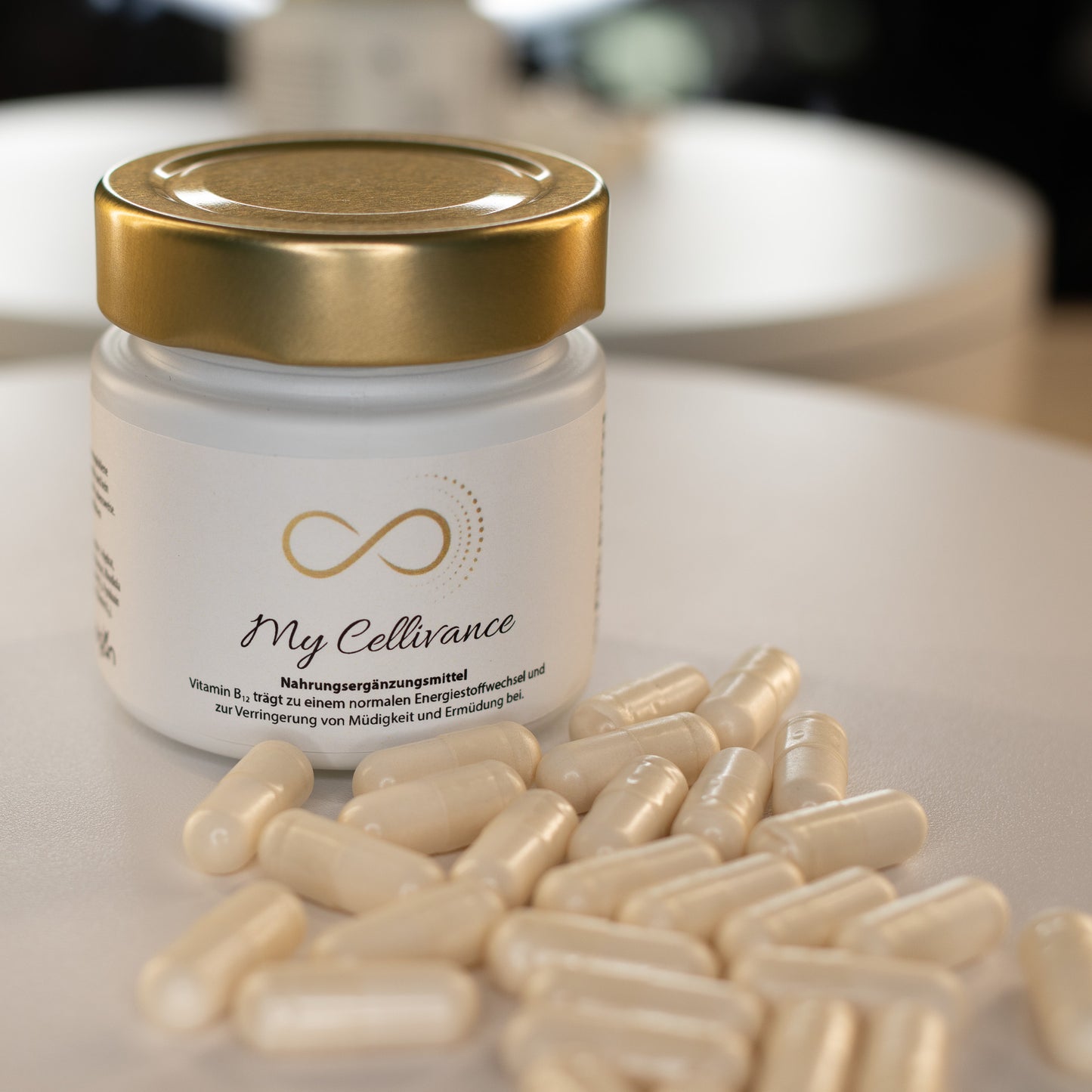 Produktfoto des Nahrungsergänzungsmittels „My Cellivance“ von ANS Nutrivity Secrets. Gezeigt wird ein weißes Glas mit goldfarbenem Deckel und Etikett auf einem hellen Hintergrund, umgeben von weißen Kapseln. Darstellung dient der visuellen Präsentation - detaillierte Informationen zu Inhaltsstoffen und Anwendungshinweisen befinden sich auf der jeweiligen Produktseite.