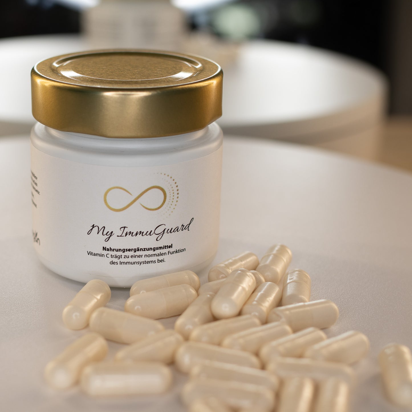 Produktfoto des Nahrungsergänzungsmittels „My ImmuGuard“ von ANS Nutrivity Secrets. Gezeigt wird ein weißes Glas mit goldfarbenem Deckel und Etikett auf einem hellen Hintergrund, umgeben von weißen Kapseln. Darstellung dient der visuellen Präsentation - detaillierte Informationen zu Inhaltsstoffen und Anwendungshinweisen befinden sich auf der jeweiligen Produktseite.