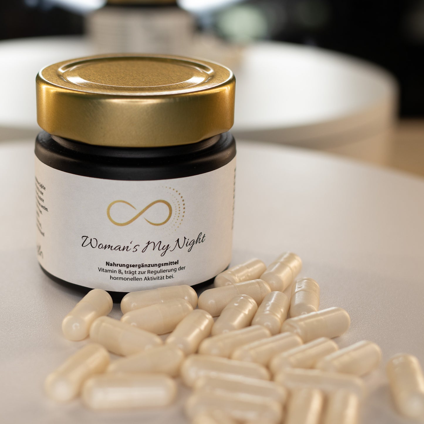 Produktfoto des Nahrungsergänzungsmittels „Womans My Night“ von ANS Nutrivity Secrets. Gezeigt wird ein weißes Glas mit goldfarbenem Deckel und Etikett auf einem hellen Hintergrund, umgeben von weißen Kapseln. Darstellung dient der visuellen Präsentation - detaillierte Informationen zu Inhaltsstoffen und Anwendungshinweisen befinden sich auf der jeweiligen Produktseite.