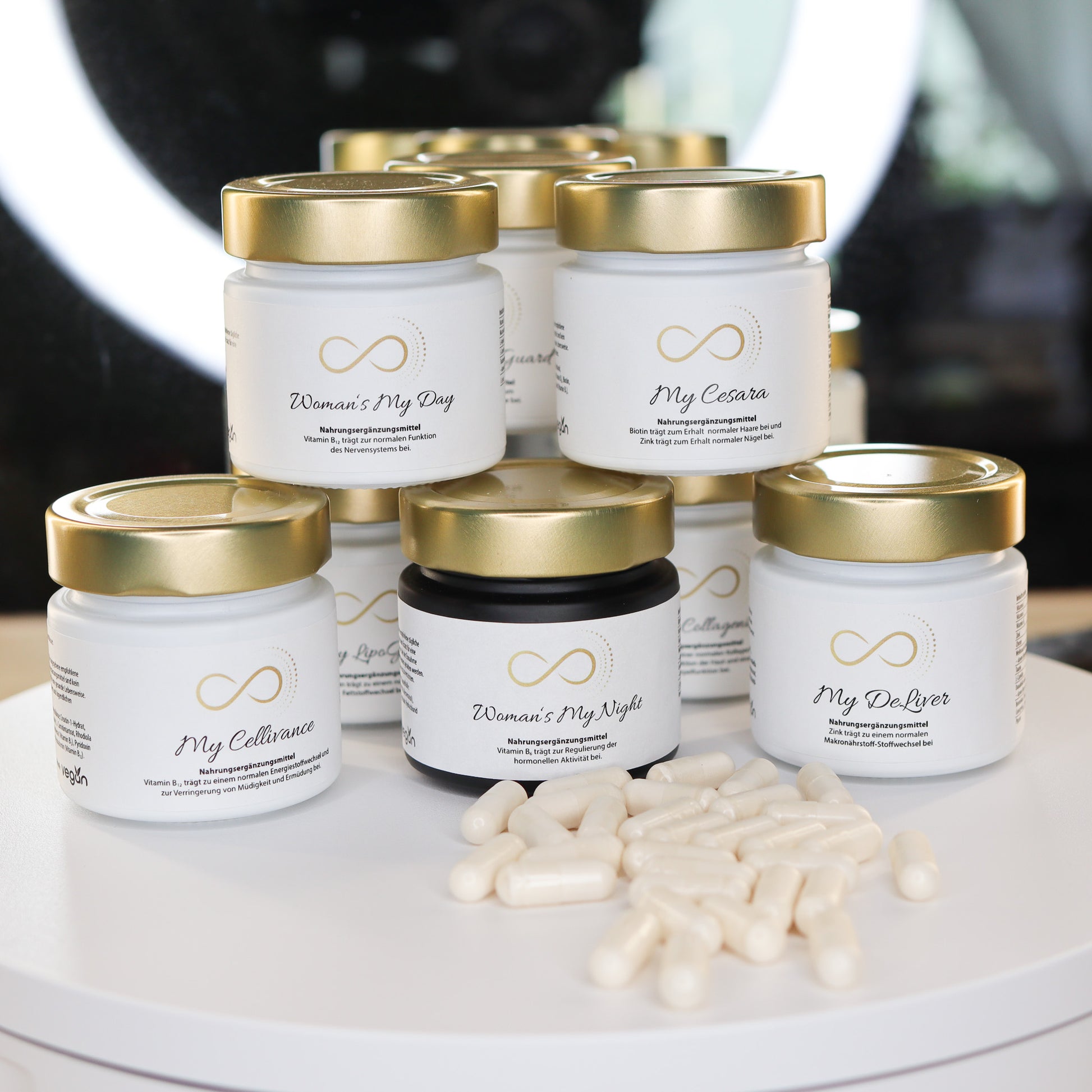Produktfoto des exklusiven Sets von ANS Nutrivity Secrets, bestehend aus acht Nahrungsergänzungsmitteln: My Collagenizer, My LipoGuard, Women’s My Day, Women’s My Night, My DigestoGuard, My DeLiver, My Cesara und My Cellivance. Die weißen Glastiegel mit goldfarbenem Deckel sind dekorativ auf einem hellen Untergrund arrangiert, umgeben von weißen Kapseln. Das Bild dient der optischen Darstellung - detaillierte Informationen zu Inhaltsstoffen und Anwendungen sind auf den jeweiligen Produktseiten im Shop.