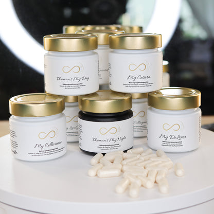 Produktfoto des exklusiven Sets von ANS Nutrivity Secrets, bestehend aus acht Nahrungsergänzungsmitteln: My Collagenizer, My LipoGuard, Women’s My Day, Women’s My Night, My DigestoGuard, My DeLiver, My Cesara und My Cellivance. Die weißen Glastiegel mit goldfarbenem Deckel sind dekorativ auf einem hellen Untergrund arrangiert, umgeben von weißen Kapseln. Das Bild dient der optischen Darstellung - detaillierte Informationen zu Inhaltsstoffen und Anwendungen sind auf den jeweiligen Produktseiten im Shop.