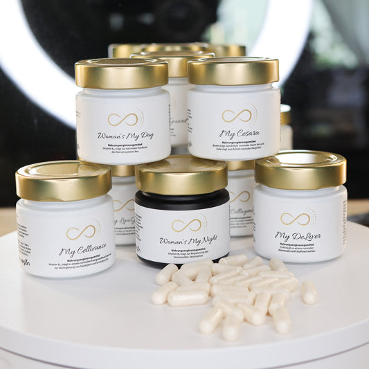 Produktfoto des exklusiven Sets von ANS Nutrivity Secrets, bestehend aus acht Nahrungsergänzungsmitteln: My Collagenizer, My LipoGuard, Women’s My Day, Women’s My Night, My DigestoGuard, My DeLiver, My Cesara und My Cellivance. Die weißen Glastiegel mit goldfarbenem Deckel sind dekorativ auf einem hellen Untergrund arrangiert, umgeben von weißen Kapseln. Das Bild dient der optischen Darstellung - detaillierte Informationen zu Inhaltsstoffen und Anwendungen sind auf den jeweiligen Produktseiten im Shop.