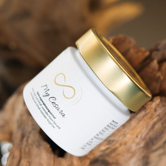 Produktbild eines Nahrungsergänzungsmittels im weißen Glas mit goldenem Deckel, liegend auf natürlichem Holzuntergrund. Abgebildet ist das Produkt „My Cesara“ aus der ANS Nutrivity Secrets Serie – hochwertiges Supplement, fotografiert zur Veranschaulichung der Verpackung. Die genaue Zusammensetzung und Anwendungshinweise sind der Produktbeschreibung im Shop zu entnehmen.