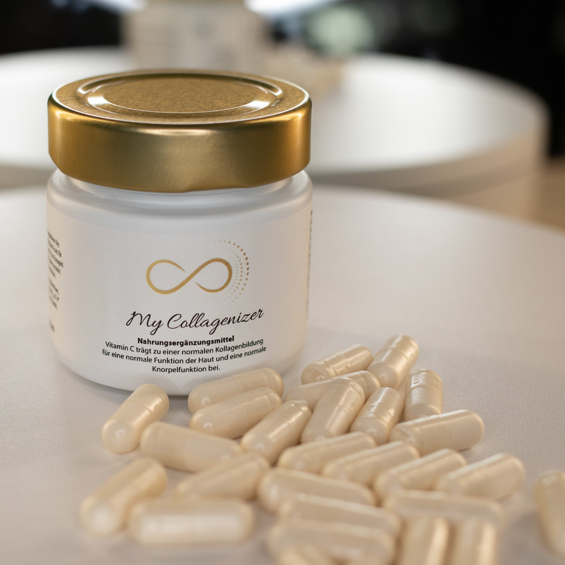 Produktfoto des Nahrungsergänzungsmittels „My Collagenizer“ von ANS Nutrivity Secrets. Gezeigt wird ein weißes Glas mit goldfarbenem Deckel und Etikett auf einem hellen Hintergrund, umgeben von weißen Kapseln. Darstellung dient der visuellen Präsentation - detaillierte Informationen zu Inhaltsstoffen und Anwendungshinweisen befinden sich auf der jeweiligen Produktseite.