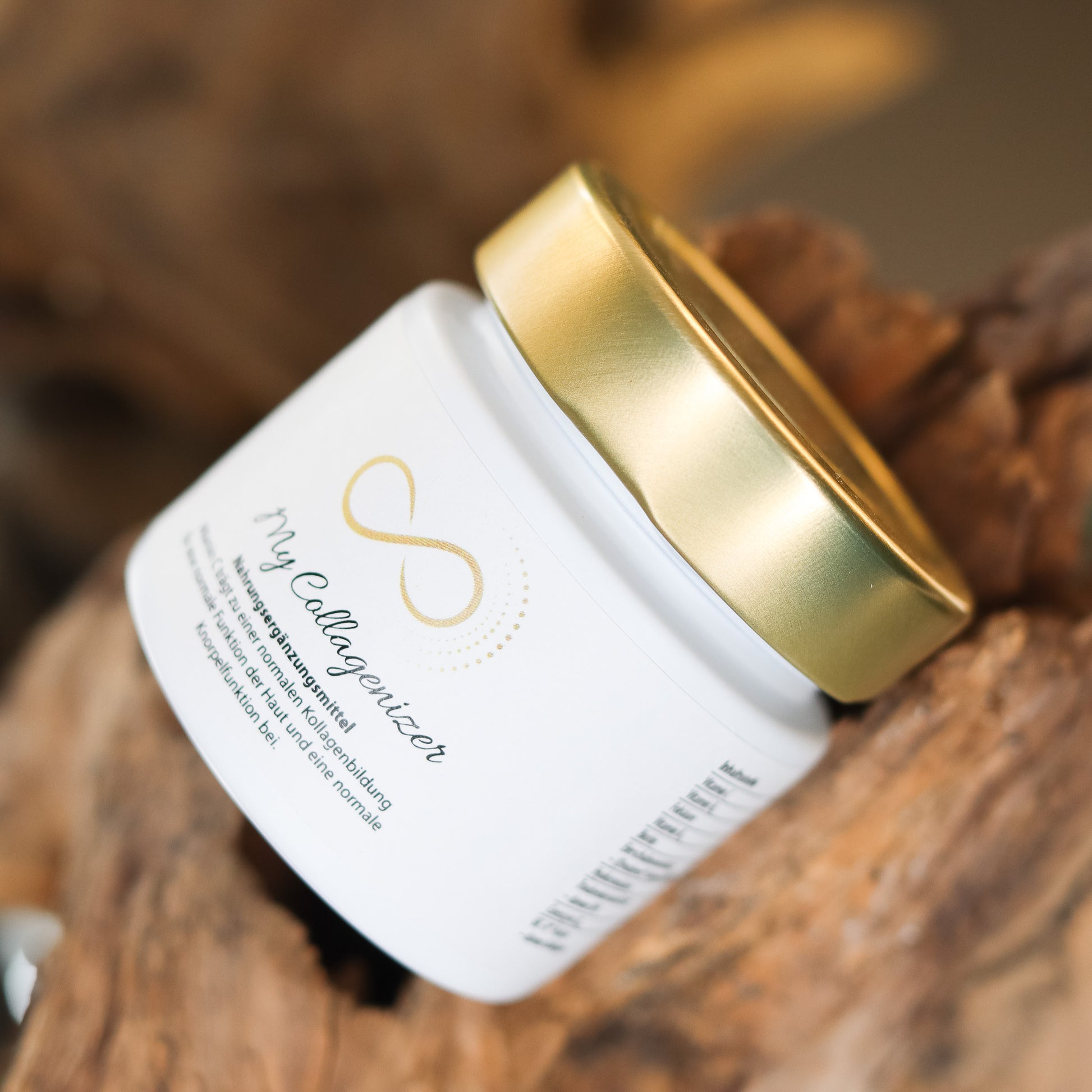 Produktbild eines Nahrungsergänzungsmittels im weißen Glas mit goldenem Deckel, liegend auf natürlichem Holzuntergrund. Abgebildet ist das Produkt „My Collagenizer“ aus der ANS Nutrivity Secrets Serie – hochwertiges Supplement, fotografiert zur Veranschaulichung der Verpackung. Die genaue Zusammensetzung und Anwendungshinweise sind der Produktbeschreibung im Shop zu entnehmen.