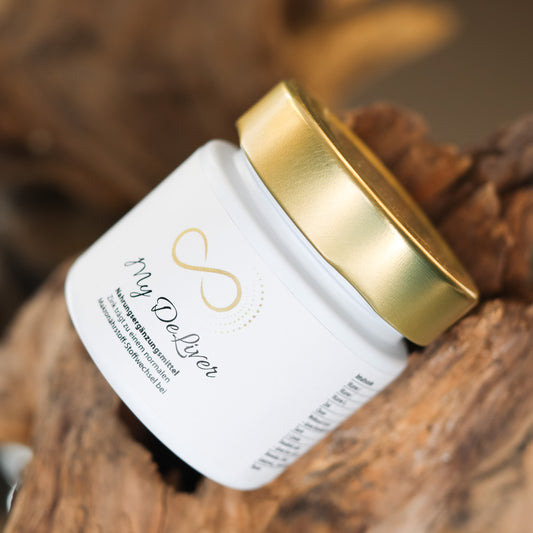 Produktbild eines Nahrungsergänzungsmittels im weißen Glas mit goldenem Deckel, liegend auf natürlichem Holzuntergrund. Abgebildet ist das Produkt „My DeLiver“ aus der ANS Nutrivity Secrets Serie – hochwertiges Supplement, fotografiert zur Veranschaulichung der Verpackung. Die genaue Zusammensetzung und Anwendungshinweise sind der Produktbeschreibung im Shop zu entnehmen.