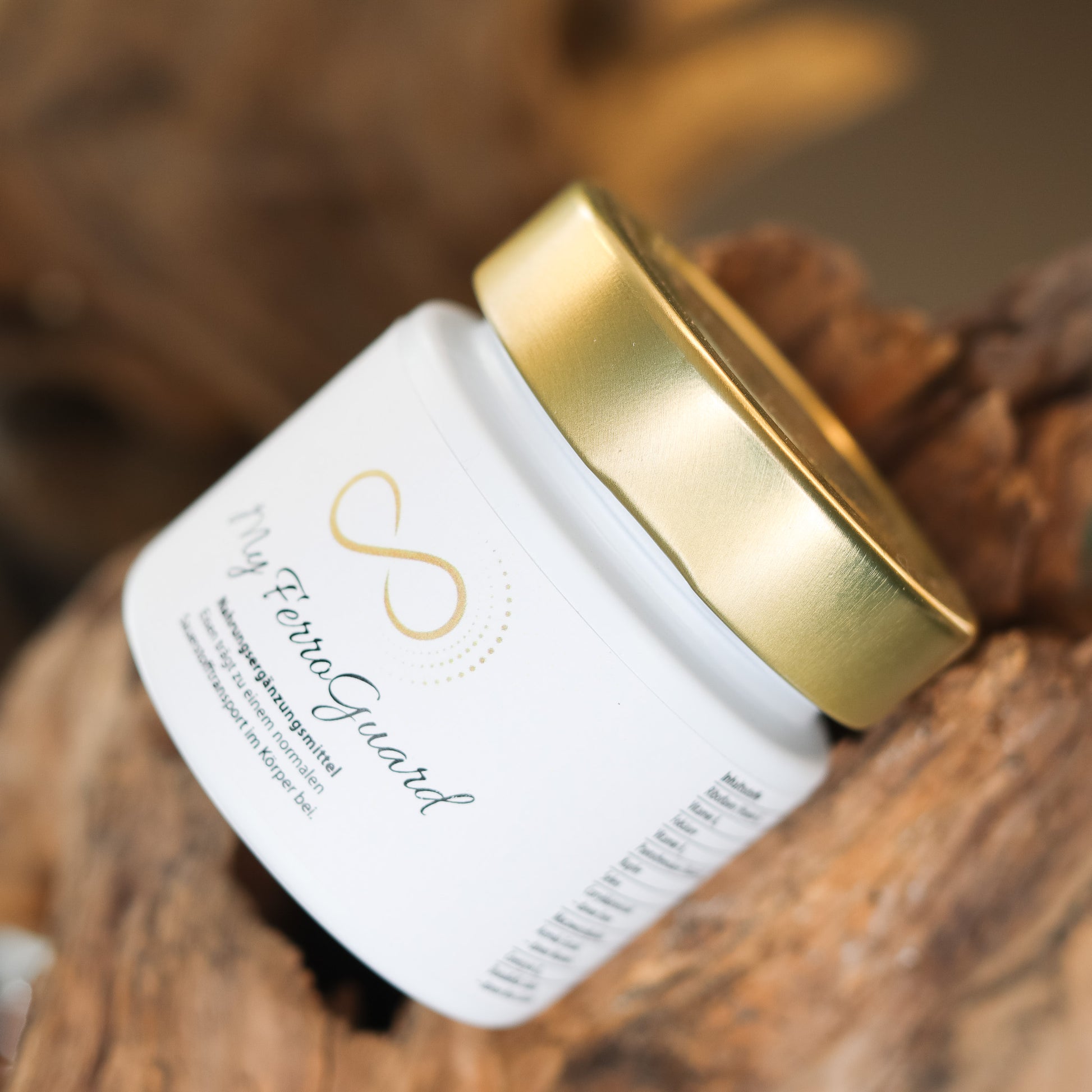 Produktbild eines Nahrungsergänzungsmittels im weißen Glas mit goldenem Deckel, liegend auf natürlichem Holzuntergrund. Abgebildet ist das Produkt „My FerroGuard“ aus der ANS Nutrivity Secrets Serie – hochwertiges Supplement, fotografiert zur Veranschaulichung der Verpackung. Die genaue Zusammensetzung und Anwendungshinweise sind der Produktbeschreibung im Shop zu entnehmen.