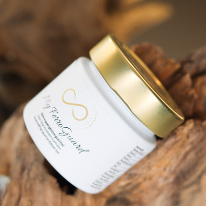 Produktbild eines Nahrungsergänzungsmittels im weißen Glas mit goldenem Deckel, liegend auf natürlichem Holzuntergrund. Abgebildet ist das Produkt „My FerroGuard“ aus der ANS Nutrivity Secrets Serie – hochwertiges Supplement, fotografiert zur Veranschaulichung der Verpackung. Die genaue Zusammensetzung und Anwendungshinweise sind der Produktbeschreibung im Shop zu entnehmen.
