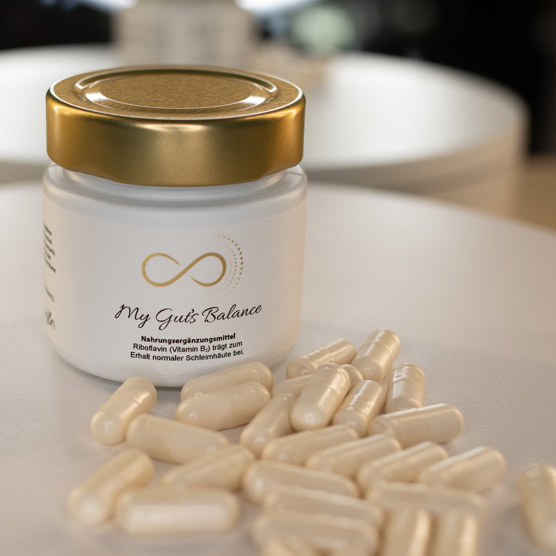 Produktfoto des Nahrungsergänzungsmittels „My Guts Balance“ von ANS Nutrivity Secrets. Gezeigt wird ein weißes Glas mit goldfarbenem Deckel und Etikett auf einem hellen Hintergrund, umgeben von weißen Kapseln. Darstellung dient der visuellen Präsentation - detaillierte Informationen zu Inhaltsstoffen und Anwendungshinweisen befinden sich auf der jeweiligen Produktseite.