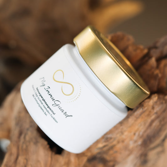 Produktbild eines Nahrungsergänzungsmittels im weißen Glas mit goldenem Deckel, liegend auf natürlichem Holzuntergrund. Abgebildet ist das Produkt „My ImmuGuard“ aus der ANS Nutrivity Secrets Serie – hochwertiges Supplement, fotografiert zur Veranschaulichung der Verpackung. Die genaue Zusammensetzung und Anwendungshinweise sind der Produktbeschreibung im Shop zu entnehmen.