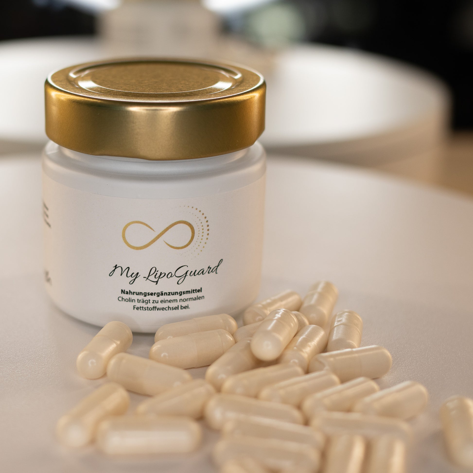 Produktfoto des Nahrungsergänzungsmittels „My LipoGuard“ von ANS Nutrivity Secrets. Gezeigt wird ein weißes Glas mit goldfarbenem Deckel und Etikett auf einem hellen Hintergrund, umgeben von weißen Kapseln. Darstellung dient der visuellen Präsentation - detaillierte Informationen zu Inhaltsstoffen und Anwendungshinweisen befinden sich auf der jeweiligen Produktseite.