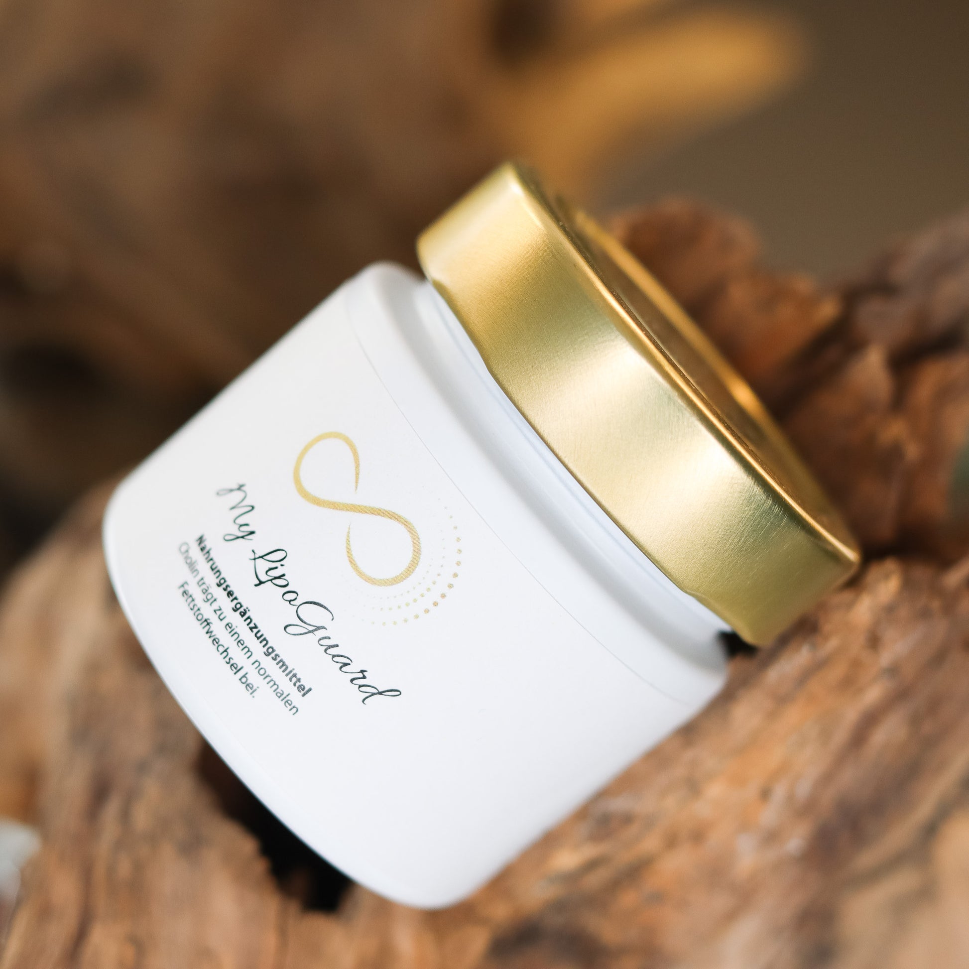 Produktbild eines Nahrungsergänzungsmittels im weißen Glas mit goldenem Deckel, liegend auf natürlichem Holzuntergrund. Abgebildet ist das Produkt „My LipoGuard“ aus der ANS Nutrivity Secrets Serie – hochwertiges Supplement, fotografiert zur Veranschaulichung der Verpackung. Die genaue Zusammensetzung und Anwendungshinweise sind der Produktbeschreibung im Shop zu entnehmen.