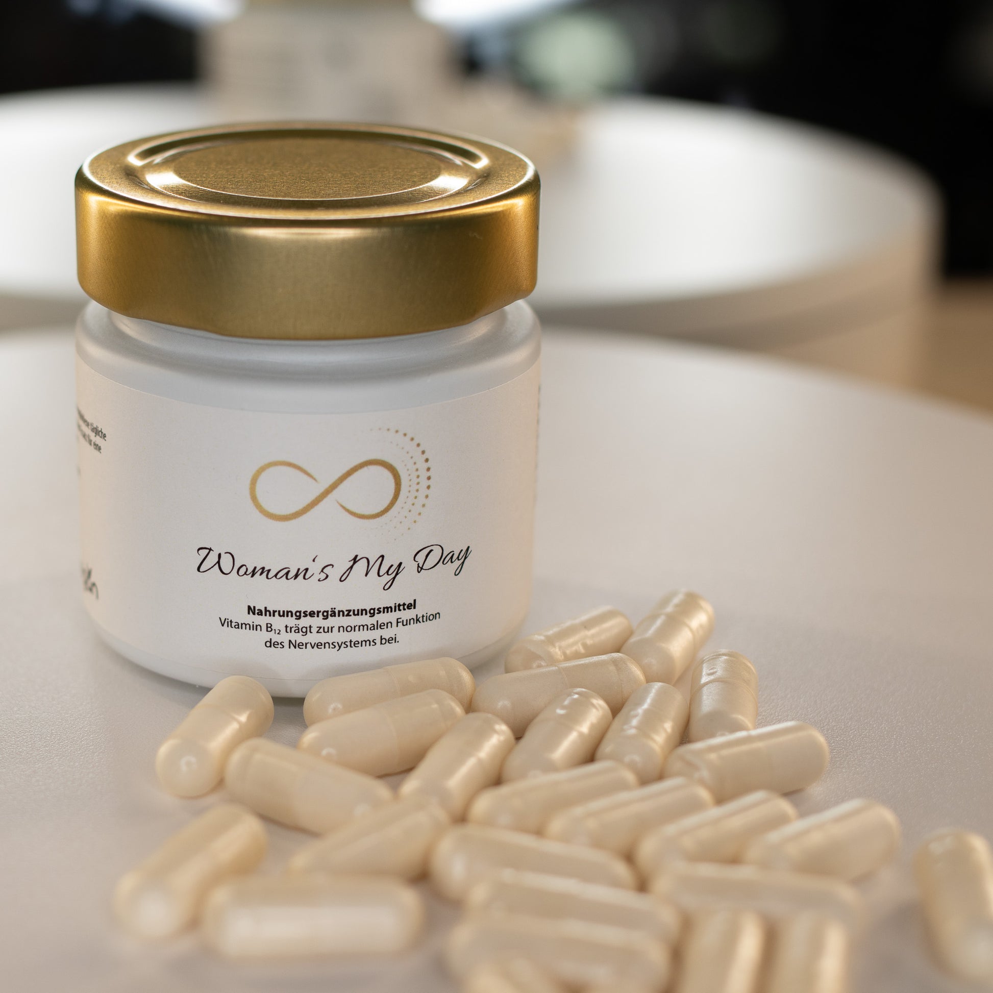 Produktfoto des Nahrungsergänzungsmittels „Womans My Day“ von ANS Nutrivity Secrets. Gezeigt wird ein weißes Glas mit goldfarbenem Deckel und Etikett auf einem hellen Hintergrund, umgeben von weißen Kapseln. Darstellung dient der visuellen Präsentation - detaillierte Informationen zu Inhaltsstoffen und Anwendungshinweisen befinden sich auf der jeweiligen Produktseite.