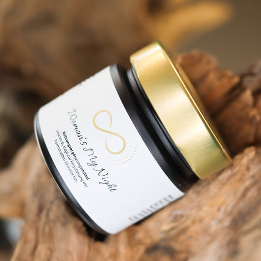 Produktbild eines Nahrungsergänzungsmittels im weißen Glas mit goldenem Deckel, liegend auf natürlichem Holzuntergrund. Abgebildet ist das Produkt „Womans my Night“ aus der ANS Nutrivity Secrets Serie – hochwertiges Supplement, fotografiert zur Veranschaulichung der Verpackung. Die genaue Zusammensetzung und Anwendungshinweise sind der Produktbeschreibung im Shop zu entnehmen.
